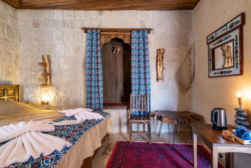 Ένα ή περισσότερα κρεβάτια σε δωμάτιο στο Cappadocia inans Cave & Swimming Pool Hot