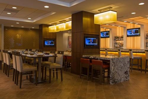 Televisyen dan/atau pusat hiburan di Gaithersburg Marriott Washingtonian Center