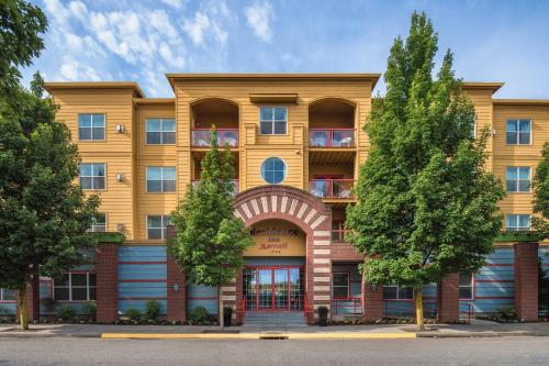 um prédio de apartamentos com árvores em frente em Residence Inn by Marriott Portland North em Portland