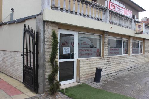 Edificio en el que se encuentra el hostal o pensión