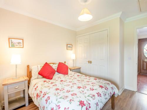 A bed or beds in a room at Willowtree Cottage