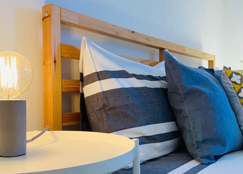 1 dormitorio con cama con almohadas y mesa en Via Marina, en Stromboli