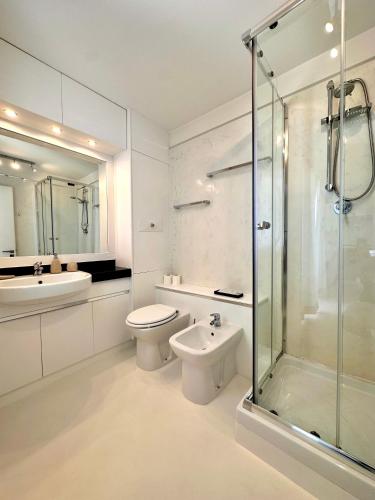 オルビアにあるPrestige Panoramico Veroneseのバスルーム(トイレ、洗面台、シャワー付)