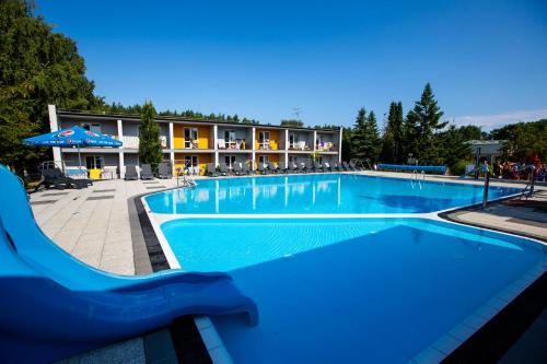 una gran piscina frente a un hotel en OW Posejdon en Łazy