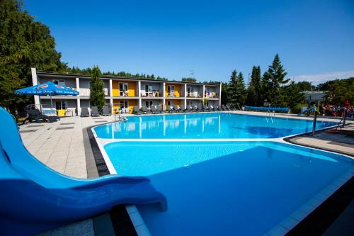 a large swimming pool in front of a hotel at OW Posejdon in Łazy