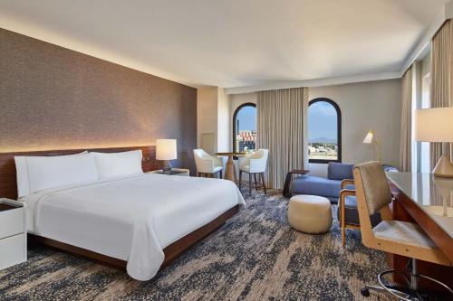 um quarto de hotel com uma cama e uma secretária em The Westin San Diego Gaslamp Quarter em San Diego