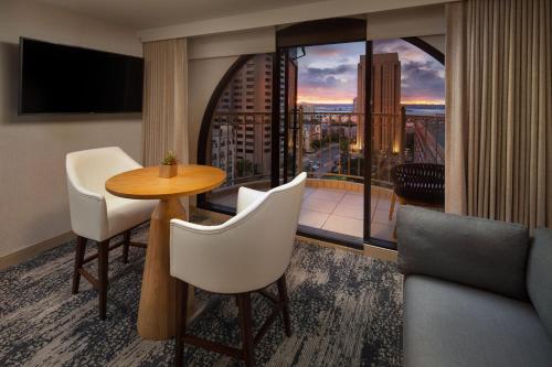 Habitación con mesa, sillas y ventana grande. en The Westin San Diego Gaslamp Quarter, en San Diego