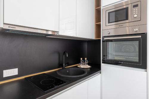 Kuchyň nebo kuchyňský kout v ubytování Dekaderon Lux Apartments