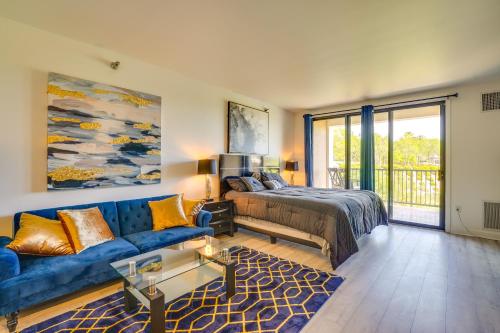 um quarto com uma cama e um sofá azul em Henderson Vacation Rental with Balcony! em Las Vegas