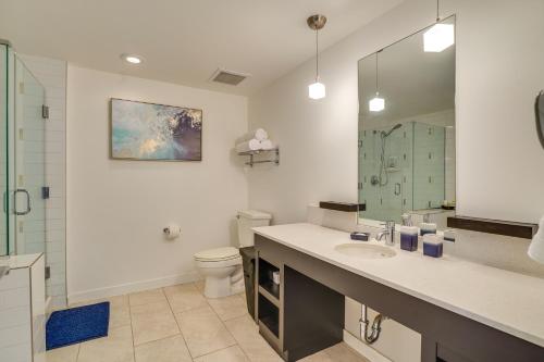 uma casa de banho com um lavatório, um WC e um espelho. em Henderson Vacation Rental with Balcony! em Las Vegas