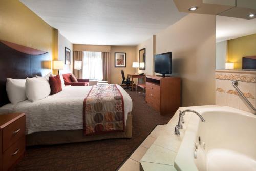 オロ・バレーにあるFairfield Inn & Suites Tucson North/Oro Valleyのベッドとバスタブ付きのホテルルームです。