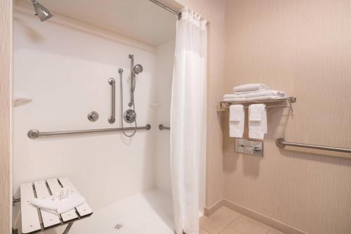 La salle de bains est pourvue d'une douche avec rideau de douche. dans l'établissement Fairfield Inn & Suites Tucson North/Oro Valley, à Oro Valley