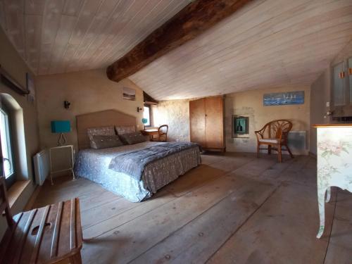 Schlafzimmer mit einem Bett und Holzboden in der Unterkunft LA CASA DE BOULBON in Boulbon