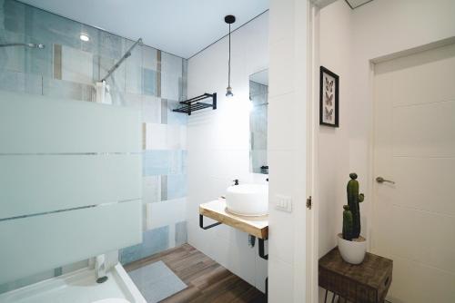 y baño con lavabo, aseo y ducha. en Apartment in central Los Cristianos, en Los Cristianos