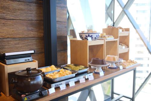 a table with a stove with some food on it at Hotel Black Inn Flamboyant in Goiânia