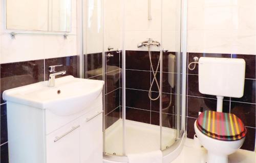 La salle de bains est pourvue d'une douche, de toilettes et d'un lavabo. dans l'établissement Amazing Apartment In Rabac With Kitchen, à Rabac