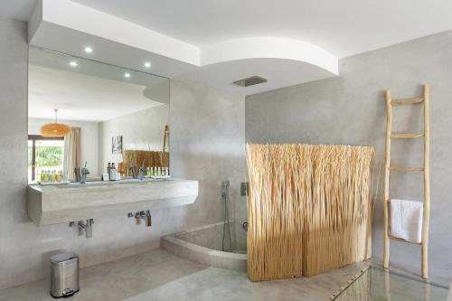 聖安東尼奧的住宿－Buenavista Cala Salada，浴室配有水槽、淋浴和浴缸。