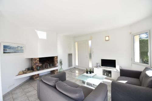 Gallery image of Square Leon Desclaux - Seignosse confortable villa contemporaine avec piscine in Seignosse