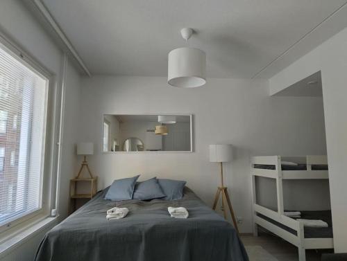 ein Schlafzimmer mit einem Bett mit zwei Handtüchern darauf in der Unterkunft New apparment, near of Airport, in Tikkurila in Vantaa