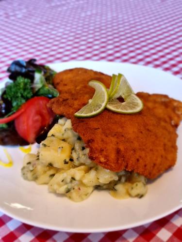 un plato de comida con pescado y pasta y una ensalada en Gasthof zum Stern, en Bad Brückenau
