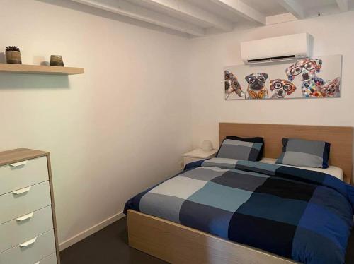 ein Schlafzimmer mit einem Bett und einer Kommode in der Unterkunft Guest House and swimming pool in Romsée