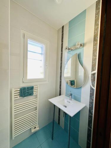 une salle de bain avec un lavabo et un miroir dans l'établissement Villa de Vinci Locasete, à Sète
