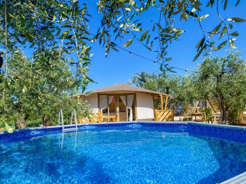 una piscina di fronte a un gazebo di Trend Lodge by La Mignola a Fasano