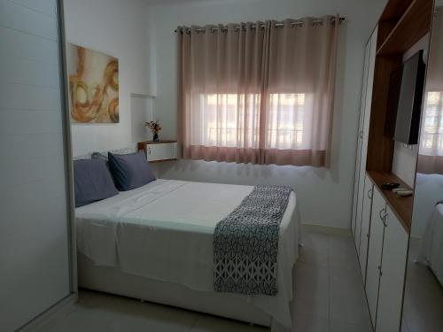 Un dormitorio con una cama grande y una ventana en FLATS Atlantico Praia, en Río de Janeiro