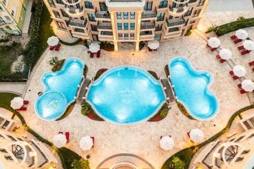 Bazén v ubytování APHRODITE PARK DELUXE nebo v jeho okolí