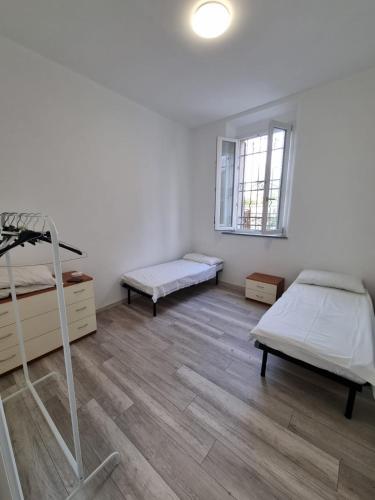 Pokój z 2 łóżkami piętrowymi i lustrem w obiekcie Appartamento viktor w mieście Cislago