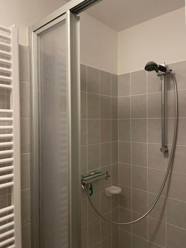 W łazience znajduje się prysznic ze szklanymi drzwiami. w obiekcie Strandläufer w mieście Cuxhaven