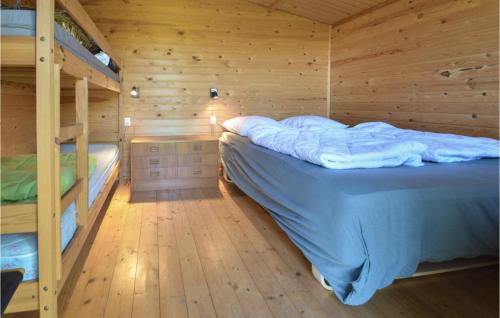 - une chambre avec 2 lits superposés dans une cabane en bois dans l'établissement 3 Bedroom Gorgeous Home In Rdby, à Kramnitse