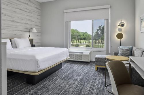 Pokój hotelowy z łóżkiem i biurkiem w obiekcie TownePlace Suites by Marriott San Antonio Universal City, Live Oak w mieście Selma
