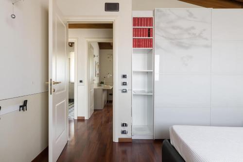 een slaapkamer met een wit bed en een badkamer bij Villa Oleander in Manerba del Garda