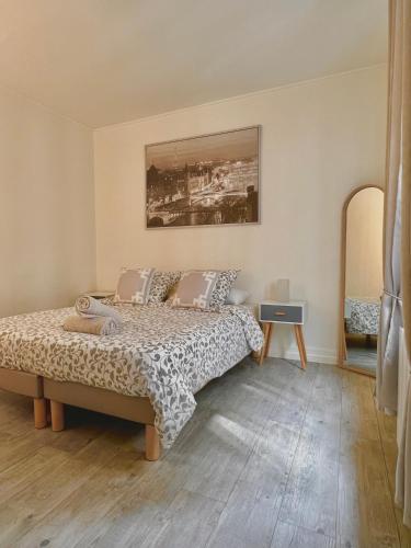 une chambre avec un lit et un tableau au mur dans l'établissement Champs Elysées 2, à Paris