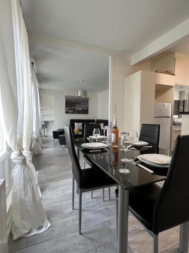 une salle à manger avec une table et des chaises noires dans l'établissement Champs Elysées 2, à Paris