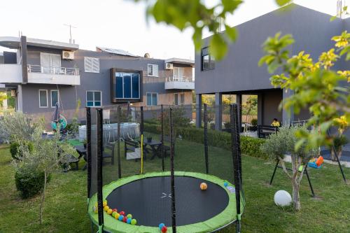 un patio con parque infantil y cama elástica en Sunshine Apartments en Ulcinj