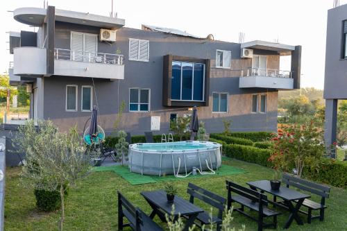 un edificio con una piscina y mesas en un patio en Sunshine Apartments en Ulcinj