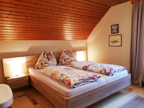 Postel nebo postele na pokoji v ubytování Bergbauernhof Rebernig