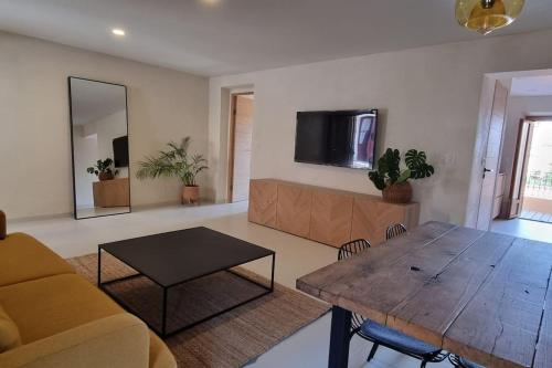 un salon avec un canapé et une table dans l'établissement Appartement au centre du village, à Cargèse