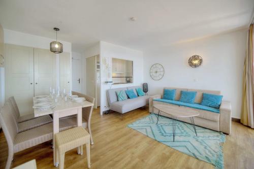 un salon avec un canapé et une table dans l'établissement IMMOGROOM - sea view - Pool - Terrace - Parking - Wifi - AC, à Cannes