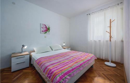 Llit o llits en una habitació de Nice Apartment In Rabac With Kitchen