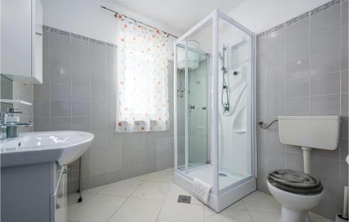 La salle de bains est pourvue d'une douche, de toilettes et d'un lavabo. dans l'établissement Nice Apartment In Rabac With Kitchen, à Rabac