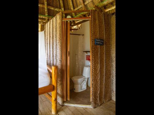 Habitación con cama y aseo. en The Journey Hostel en Los Naranjos