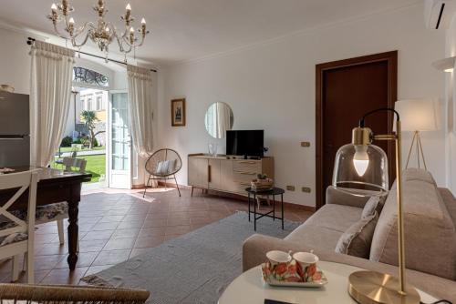 een woonkamer met een bank en een tafel bij Villa Del Papa in Santa Maria del Giudice