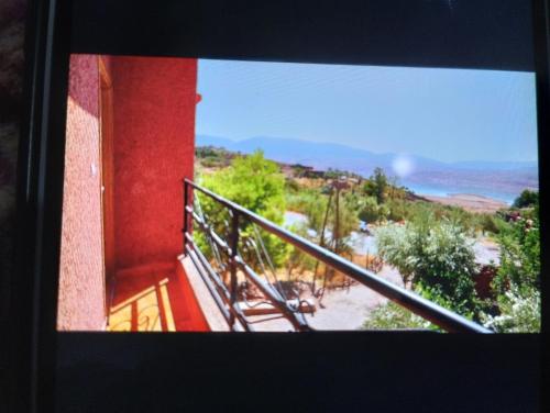 Aït Hallouane的住宿－location de vacances béni El Louidane，从楼梯的窗户到建筑物的景色