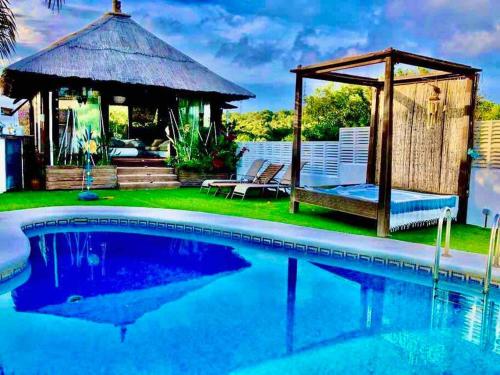 Casa con piscina y cenador en Villa Oasis 10 pers, piscina, BBQ, 10 min playa, en El Tosalet