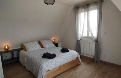 1 dormitorio con cama y ventana grande en Gîte 1 Des Abbayes Du Val De Seine, 