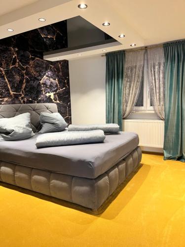 uma cama grande num quarto com cortinas verdes em LifeStyle Apartment Sinsheim em Sinsheim