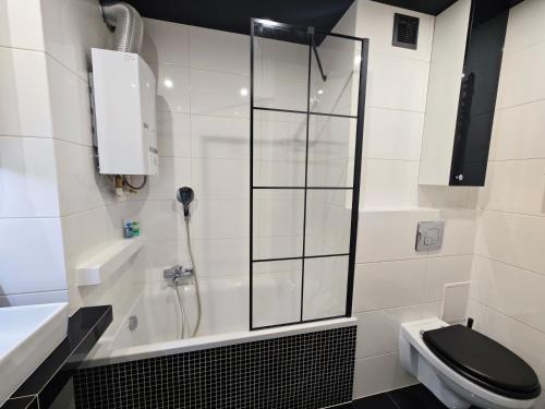 a bathroom with a shower and a toilet and a sink at Przytulne mieszkanko in Oświęcim
